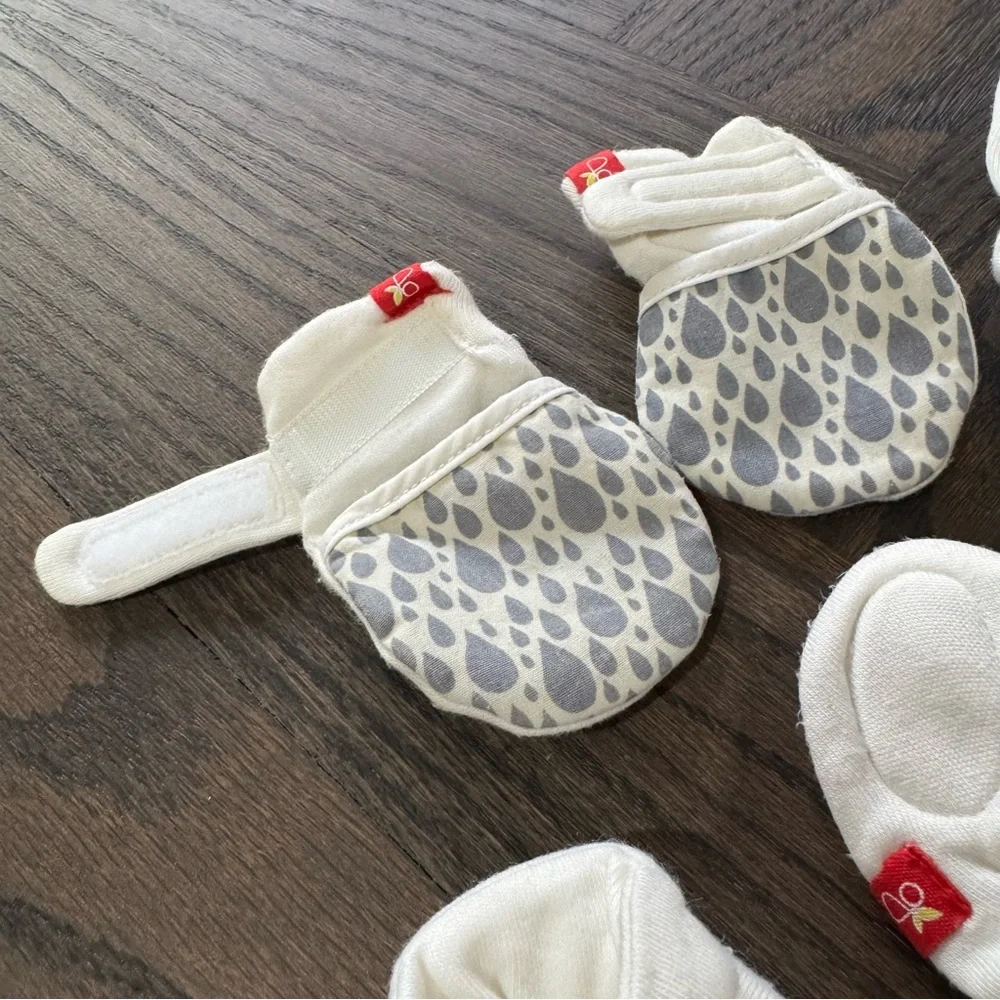 Goumikids newborn hat, booties and mittens set